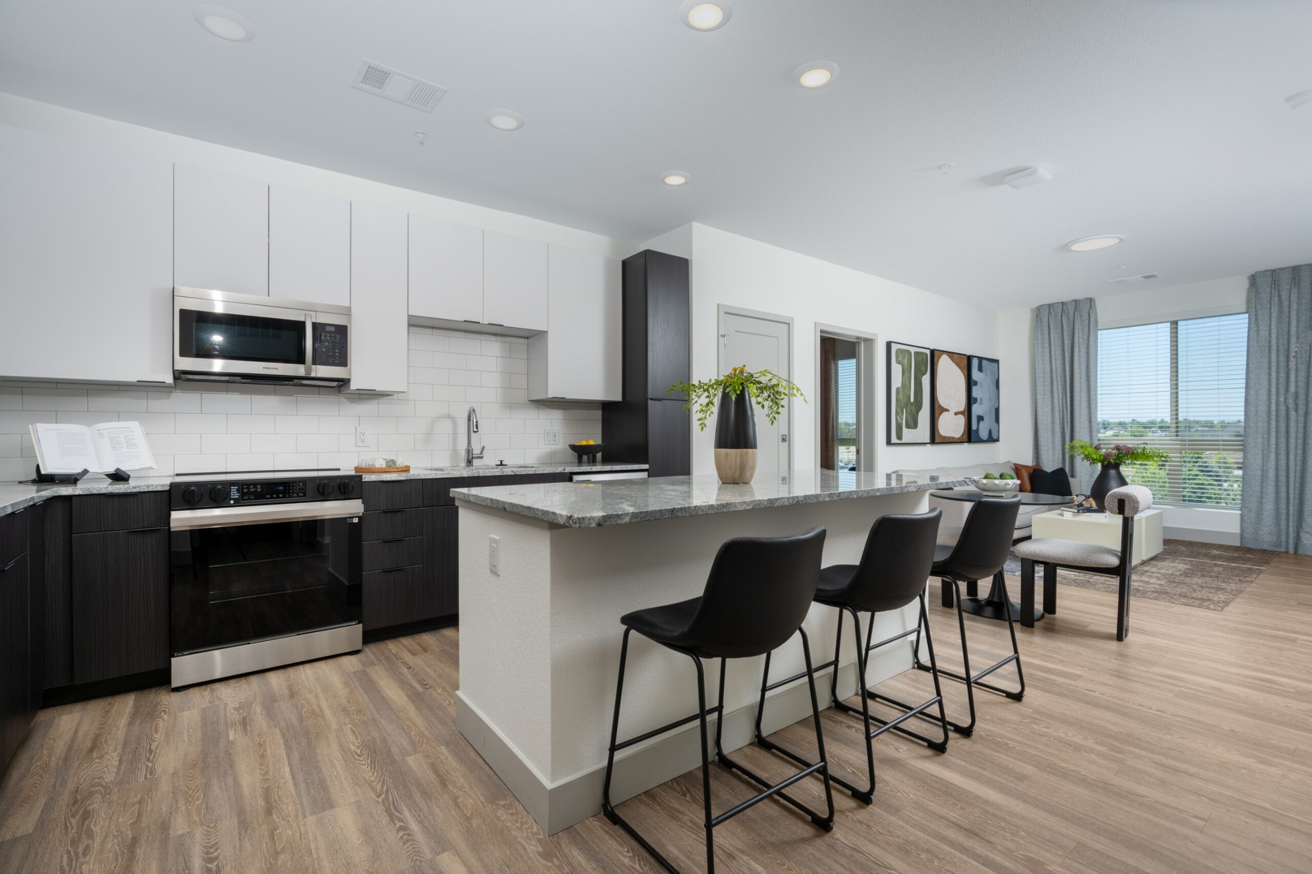 Spacious, sunlit luxury apartment at Legacy Metro 525