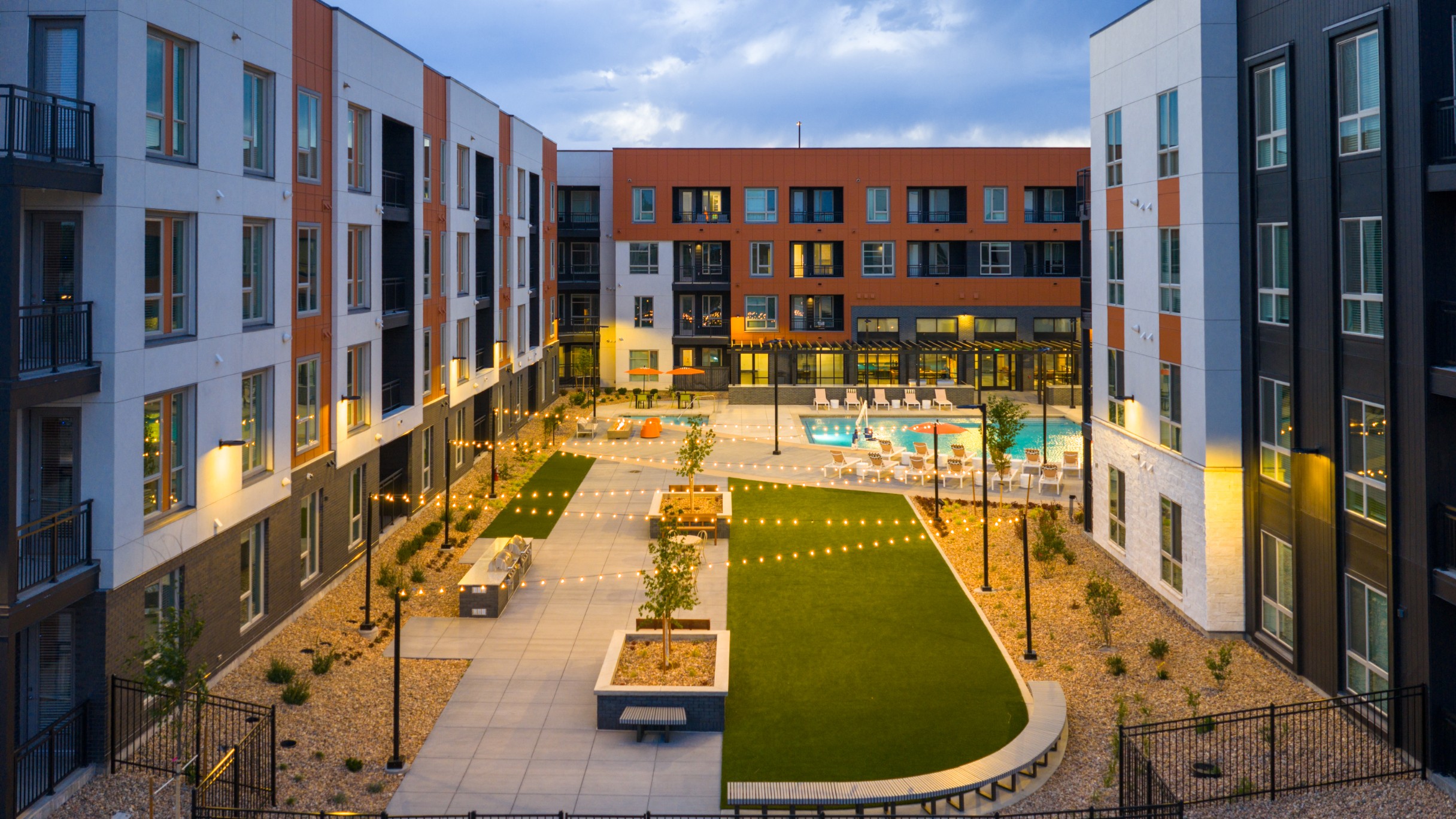 Courtyard with gas grills at Legacy Metro 525